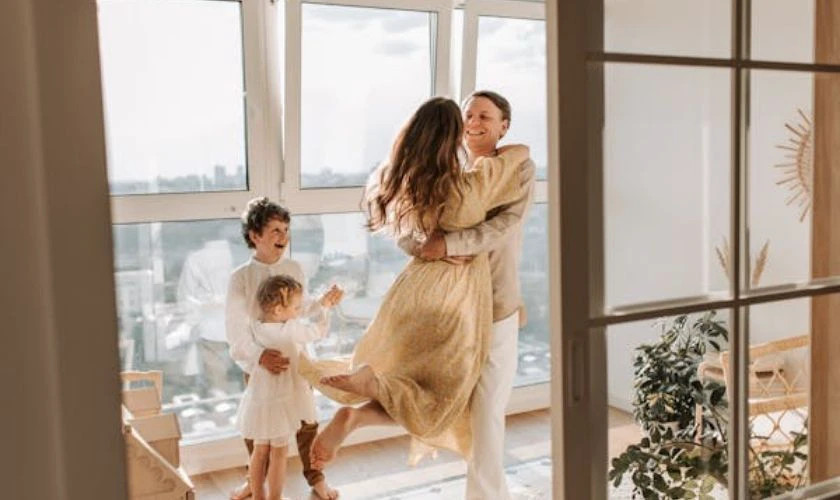 Hình ảnh gia đình ấm áp có sự hiện diện của mẹ