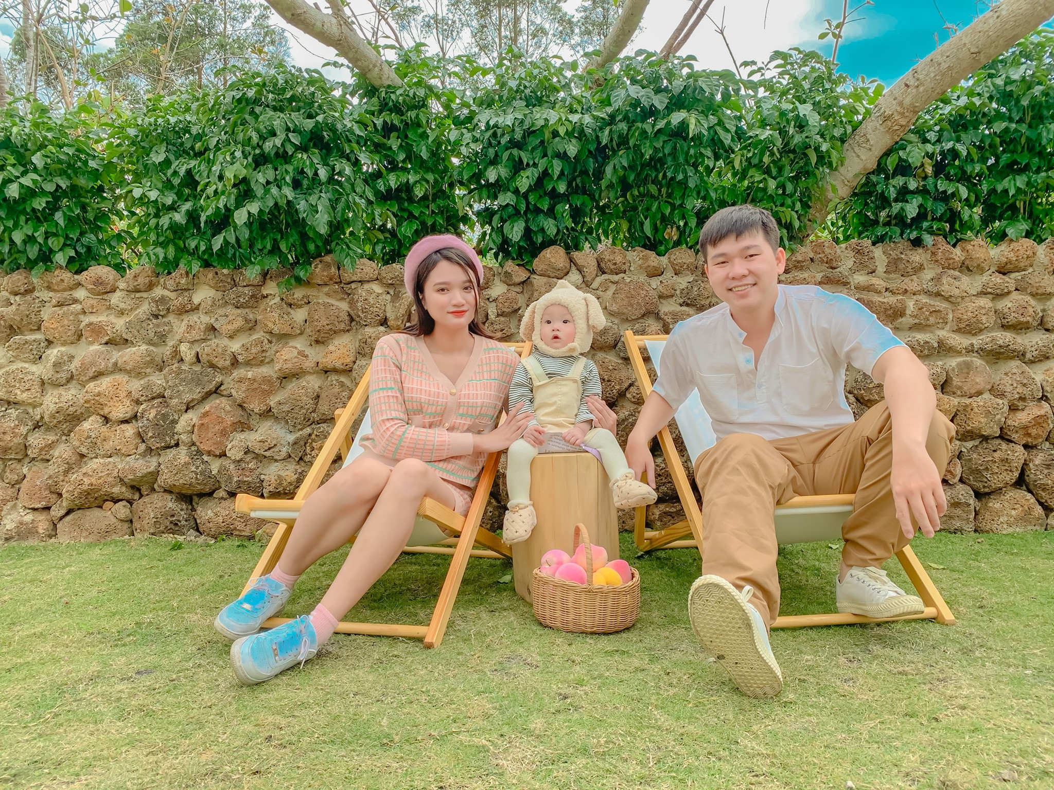 Hình ảnh gia đình ba người hạnh phúc tạo dáng cute