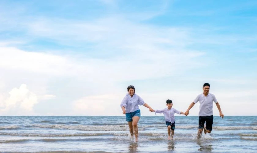 Hình ảnh gia đình cùng nhau tắm biển