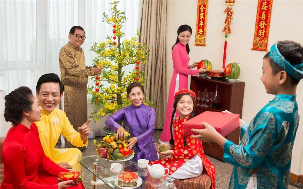 Hình ảnh gia đình cùng nhau tạo dáng bên cây mai vàng ngày Tết