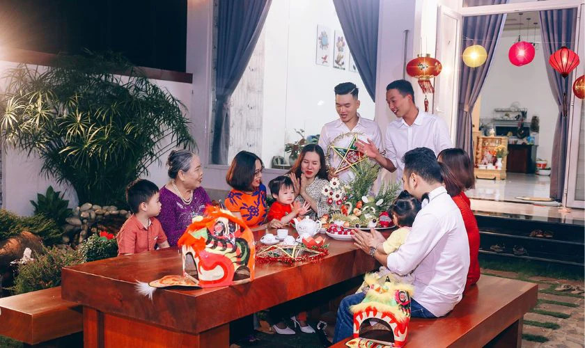 Hình ảnh gia đình quây quần bên nhau ấm áp trong đêm Rằm Trung Thu