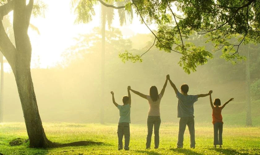 Hình ảnh gia đình Việt Nam bên khu vườn sinh thái thơ mộng