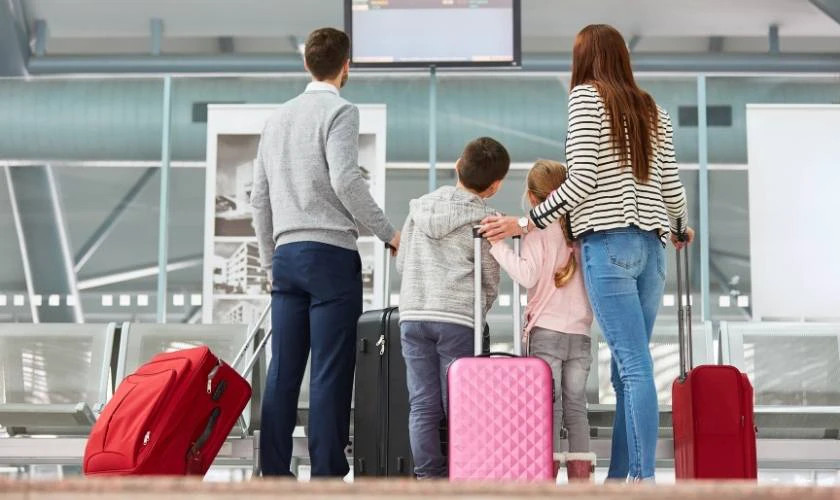 Hình ảnh gia đình Việt Nam đợi chuyến bay đi du lịch