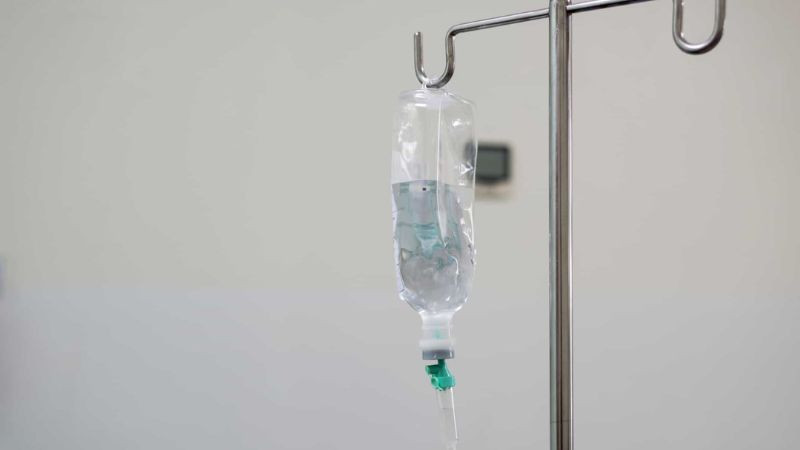 Hình ảnh giá treo và túi dung dịch truyền nước