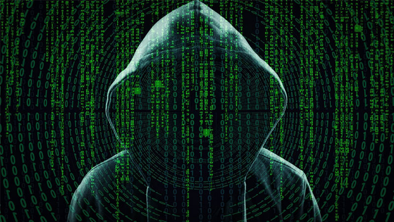 Hình ảnh hacker làm việc trong môi trường công nghệ cao, hiển thị rõ nét trên màn hình 4K