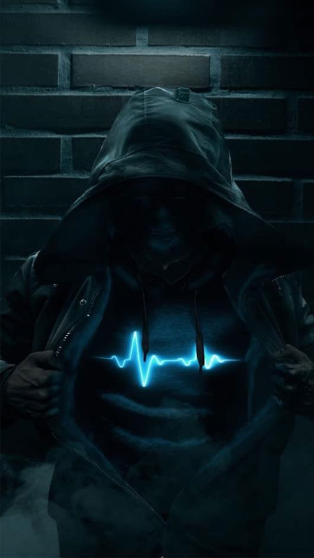 Hình ảnh hacker mũ đen bí ẩn trong bóng tối với ánh sáng từ màn hình máy tính