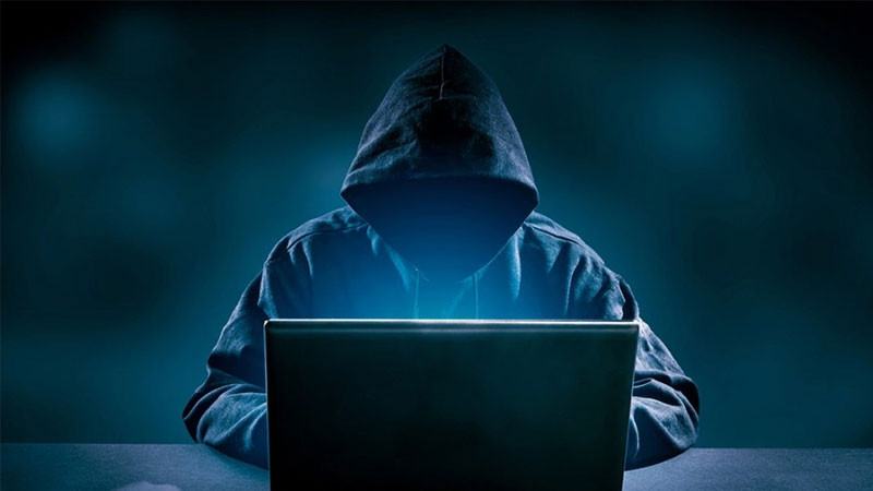 Hình ảnh hacker ngồi trước màn hình 4K hiển thị mã lập trình chi tiết