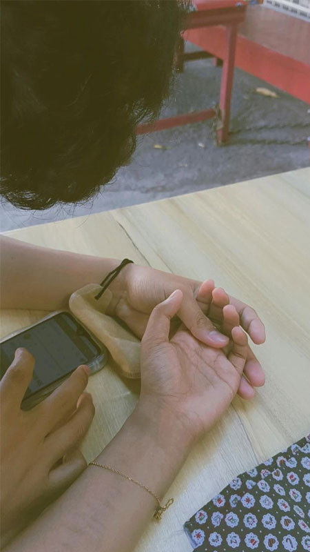 Hình ảnh hai bàn tay đan vào nhau trên nền màu vàng nhạt