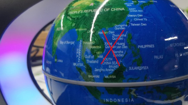 Hình ảnh hoặc biểu đồ minh họa sự chồng lấn giữa 'Đường Lưỡi Bò' và vùng đặc quyền kinh tế của các quốc gia ven biển