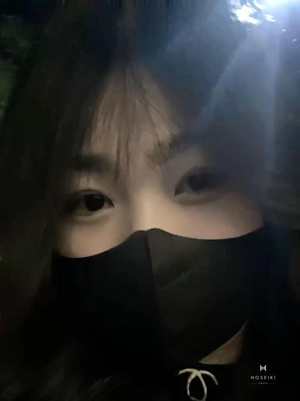 Hình ảnh kết hợp ánh sáng và bóng tối tạo nên hiệu ứng huyền bí