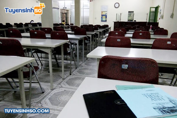 Hình ảnh khuôn viên rợp bóng cây của Đại học Thương mại