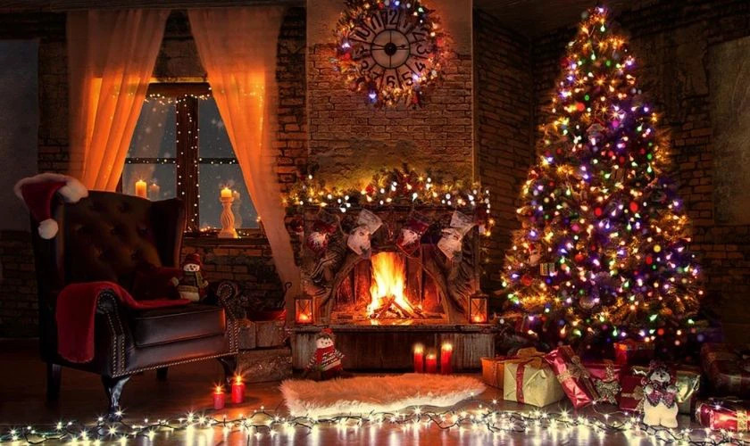 Hình ảnh lò sưởi trang trí Giáng sinh và cây thông nhỏ trên bàn