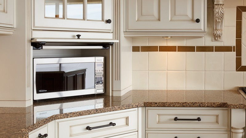 Hình ảnh lò vi sóng âm tủ (Built-in Microwave Oven) được lắp đặt gọn gàng trong tủ bếp