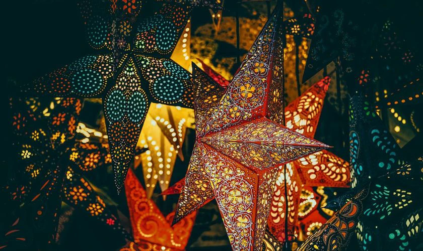 Hình ảnh lồng đèn hình ngôi sao rực rỡ dưới ánh đèn phố đêm rằm