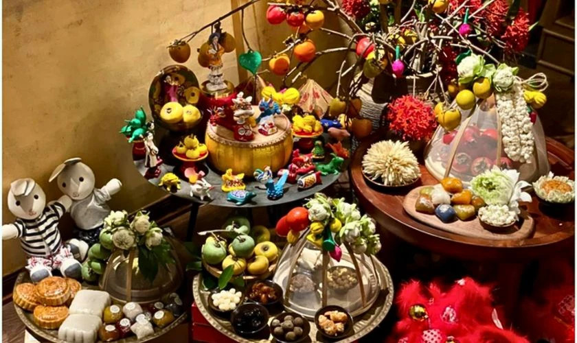 Hình ảnh mâm cỗ Trung Thu truyền thống với nhiều loại trái cây và bánh kẹo