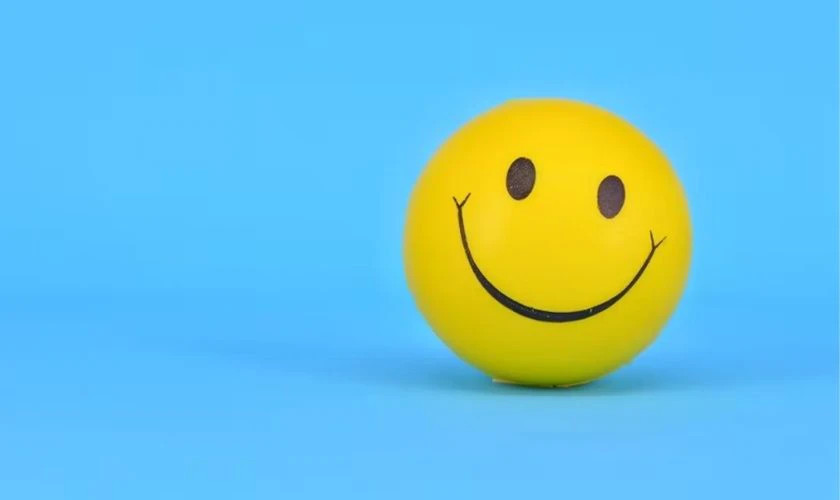 Hình ảnh mặt cười lớn và dòng chữ 'Happy Day', đơn giản và dễ nhận biết