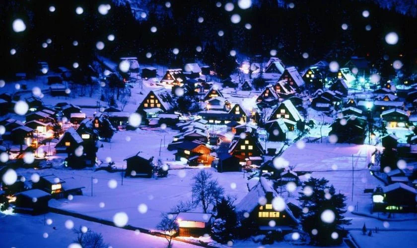 Hình ảnh mặt tiền một cửa hàng được trang trí đèn Giáng sinh và vòng nguyệt quế