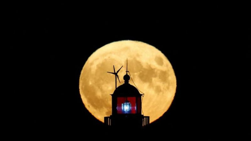 Hình ảnh mặt trăng ban đêm soi sáng thành phố rực rỡ