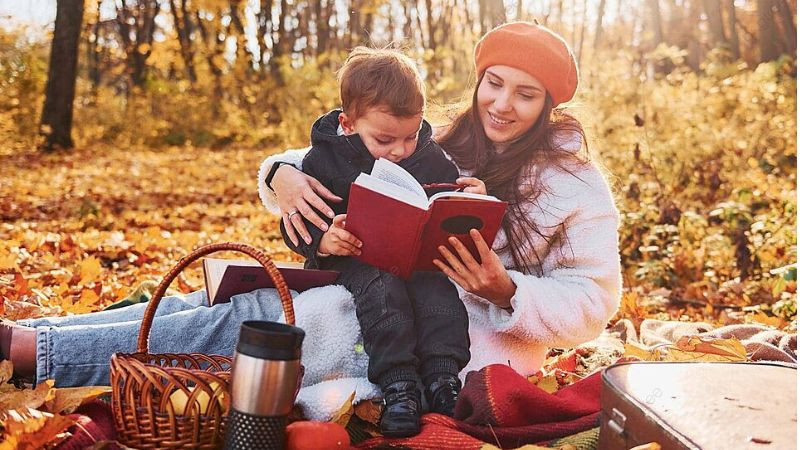 Hình ảnh mẹ và con gái ngắm cảnh, thể hiện sự gắn kết và sẻ chia.