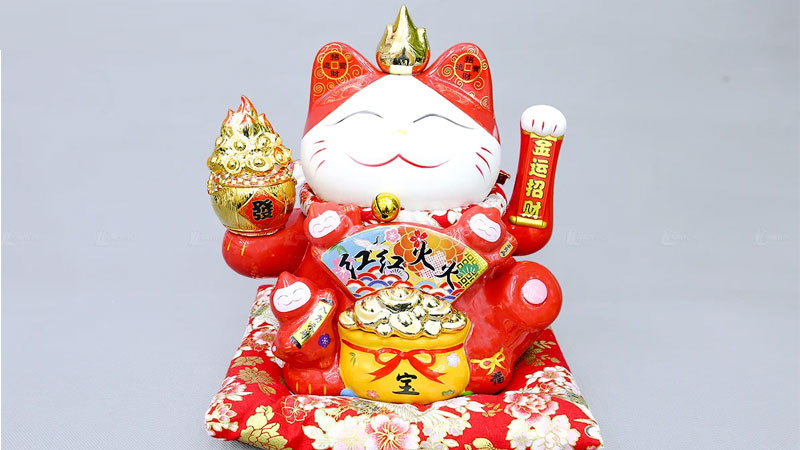 Hình ảnh mèo thần tài gốm truyền thống, trang trí góc học tập