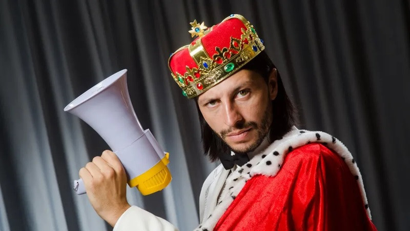 Hình ảnh minh họa biểu tượng Drama King và Drama Queen, chỉ những người xuất sắc trong việc thể hiện cảm xúc kịch tính