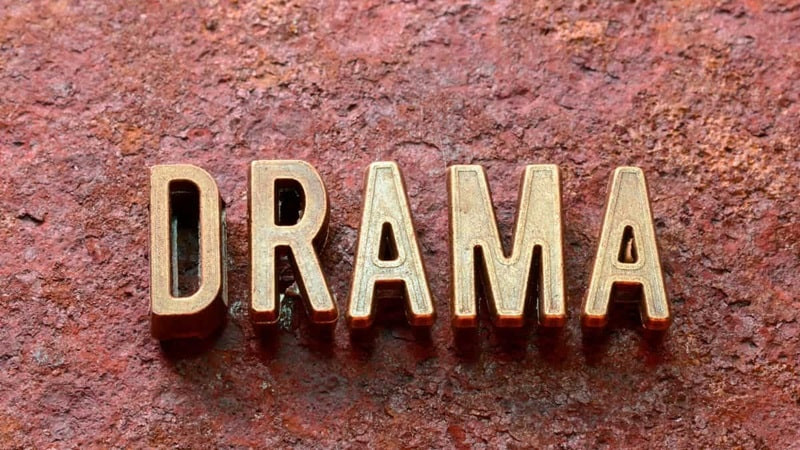 Hình ảnh minh họa các mối quan hệ cá nhân phức tạp, tượng trưng cho drama trong cuộc sống đời thường và xung đột của giới trẻ