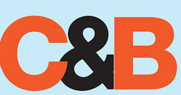 Hình ảnh minh họa C&amp;B là gì với bàn tay đang cầm tiền xu và tiền giấy, thể hiện vai trò liên quan đến lương bổng và phúc lợi.