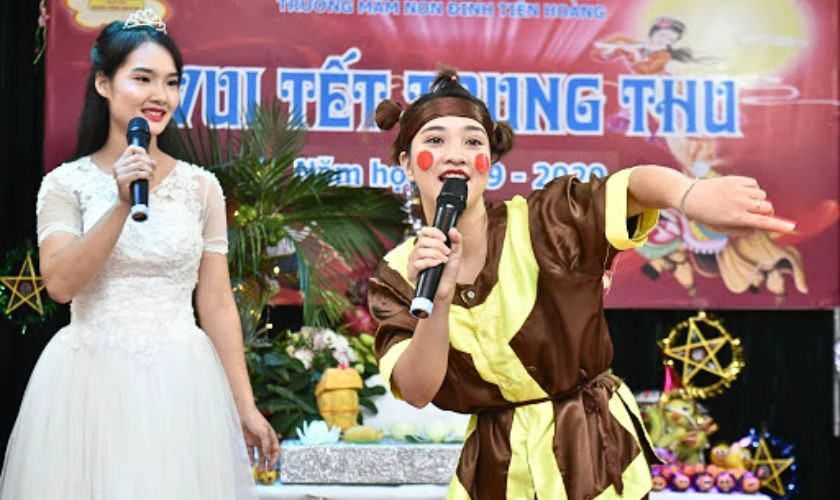 Hình ảnh minh họa Chú Cuội và chị Hằng đứng cạnh nhau dưới vầng trăng