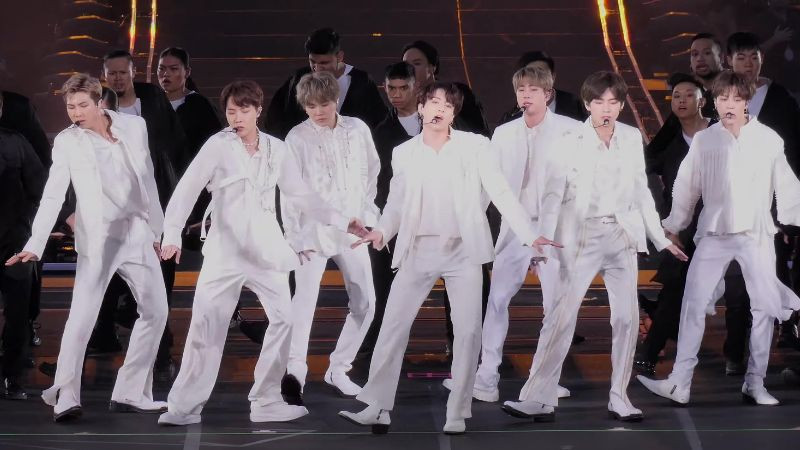 Hình ảnh minh họa 'Group Stan', thể hiện sự ủng hộ dành cho toàn bộ một nhóm nhạc trong cộng đồng fan Kpop.