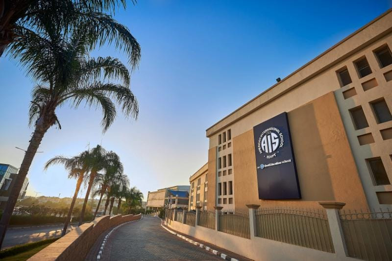 Hình ảnh minh họa khái niệm trường quốc tế với kiến trúc hiện đại và môi trường học tập đa dạng