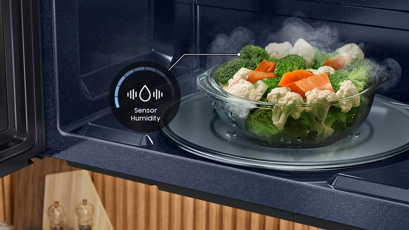 Hình ảnh minh họa một món ăn đơn giản đang được chuẩn bị trong lò vi sóng, thể hiện khả năng nấu nướng cơ bản của thiết bị