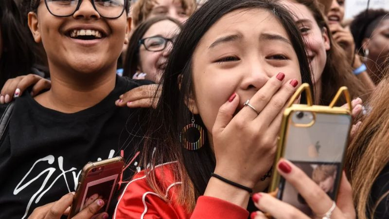 Hình ảnh minh họa 'Multi Stan', thể hiện sự yêu thích và ủng hộ nhiều nhóm nhạc, nghệ sĩ khác nhau cùng lúc.