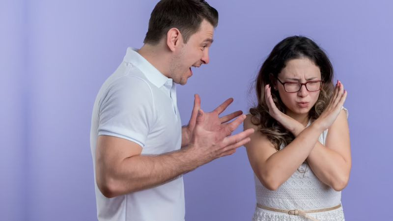 hình ảnh minh họa người đang cố gắng theo đuổi một người không đáp lại tình cảm