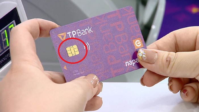Hình ảnh minh họa người dùng sử dụng thẻ ATM gắn chip an toàn hơn