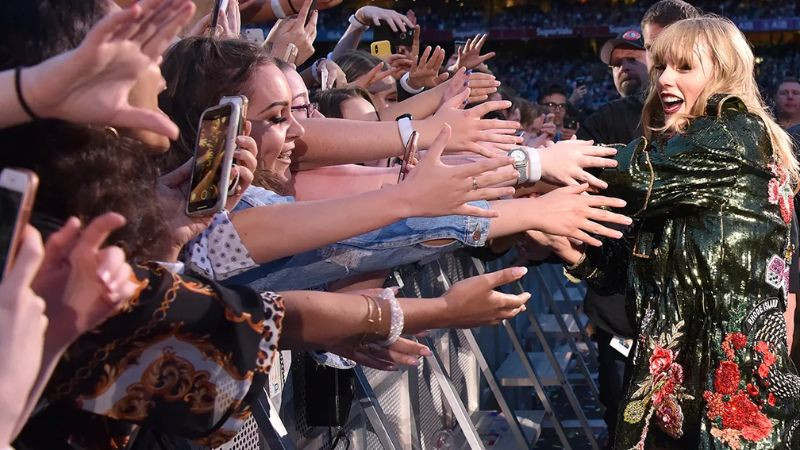 Hình ảnh minh họa người hâm mộ cuồng nhiệt, thể hiện sự tận tâm của Stan với thần tượng trong văn hóa fan.