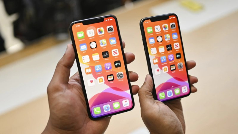 Hình ảnh minh họa quá trình sửa chữa hoặc kiểm tra màn hình điện thoại