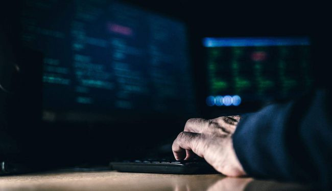 Hình ảnh minh họa rủi ro pháp lý và an ninh mạng khi tham gia hoạt động bất hợp pháp trên Deep Web