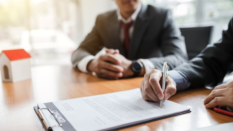 Hình ảnh minh họa sự khác biệt giữa các chức danh pháp lý: Thừa phát lại, Luật sư, Công chứng viên