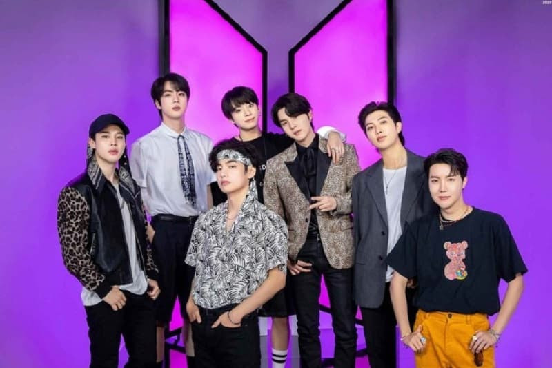 Hình ảnh minh họa sự ra mắt (Debut) của các nghệ sĩ trong ngành giải trí