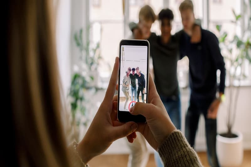 Hình ảnh minh họa tư duy sáng tạo với các ý tưởng và từ khóa nổi bật, liên quan đến việc xây dựng nội dung POV độc đáo.