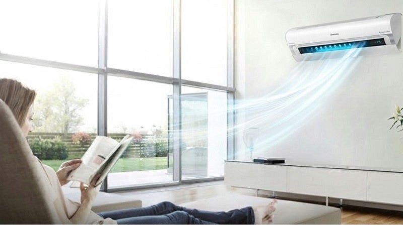 Hình ảnh minh họa việc luồng gió điều hòa thổi trực tiếp vào người gây khó chịu