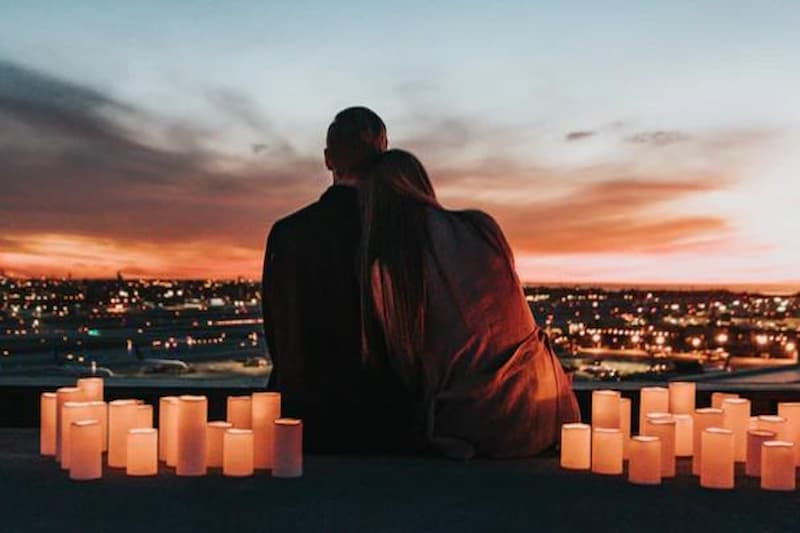 Hình ảnh minh họa việc sử dụng âm nhạc hoặc bài hát tiếng Trung làm phương tiện bày tỏ tình cảm lãng mạn.