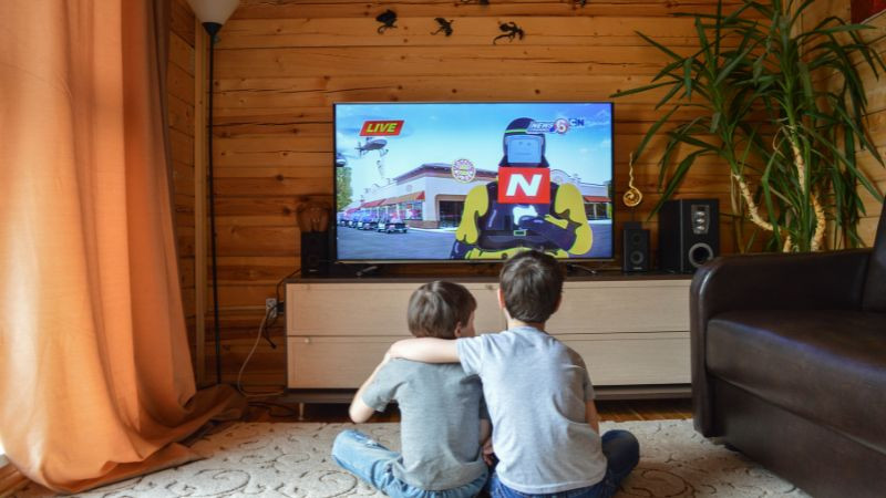 Hình ảnh minh họa ý nghĩa gốc của Homie trong tiếng Anh, chỉ những người bạn cùng lớn lên hoặc sống trong cùng khu vực.