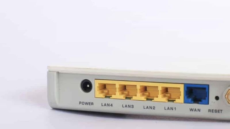 Hình ảnh mô tả cổng WAN trên router, thường có màu xanh hoặc vàng