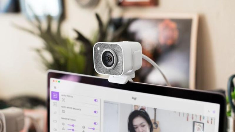 Hình ảnh mô tả nguyên lý hoạt động của webcam, từ thu nhận ánh sáng đến xử lý dữ liệu kỹ thuật số để truyền tải