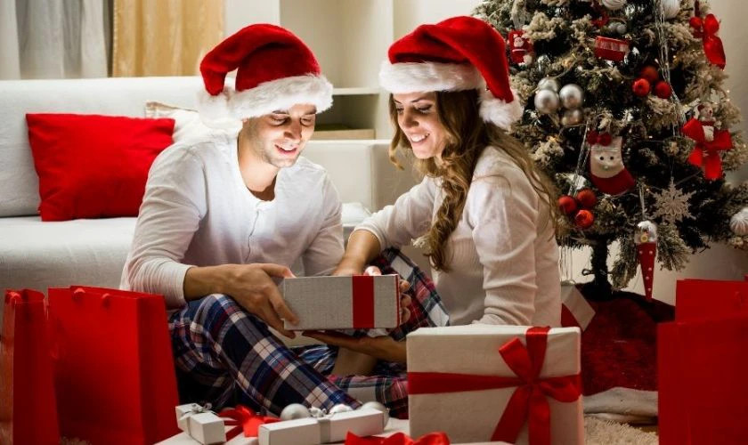 Hình ảnh một cặp đôi đang cùng nhau ngắm cảnh thành phố về đêm trong mùa Giáng sinh