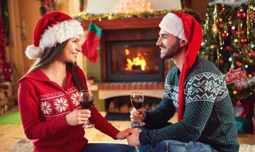 Hình ảnh một cặp đôi đang ôm nhau dưới ánh đèn Giáng sinh