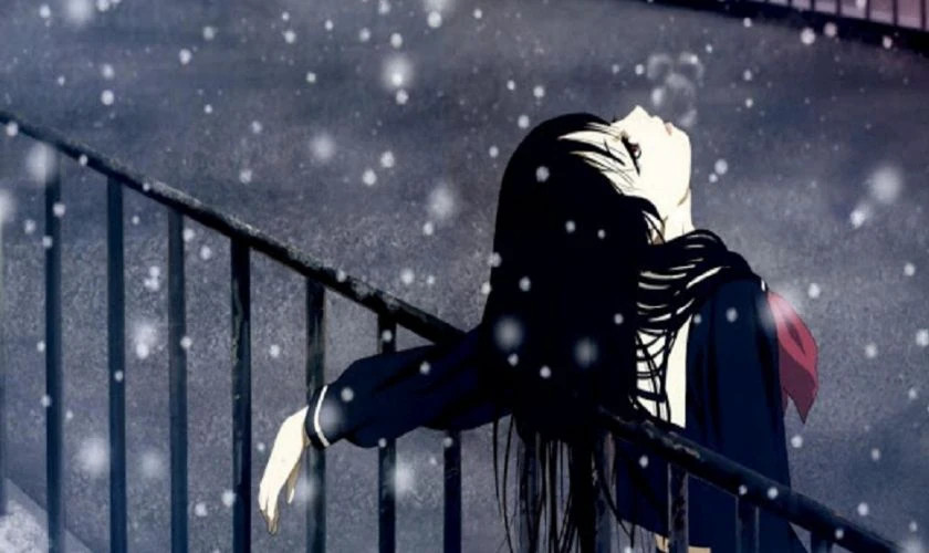 Hình ảnh một cô gái đứng quay lưng nhìn ra ngoài cửa sổ trong đêm tuyết