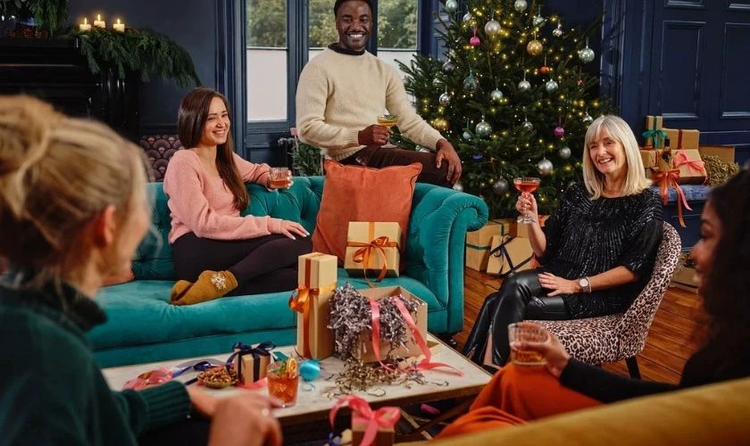 Hình ảnh một gia đình đang quây quần bên nhau trong không khí Giáng sinh