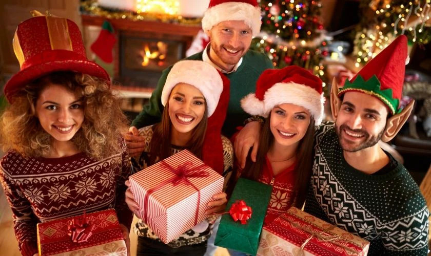 Hình ảnh một gia đình lớn đang chụp ảnh lưu niệm bên cây thông Noel